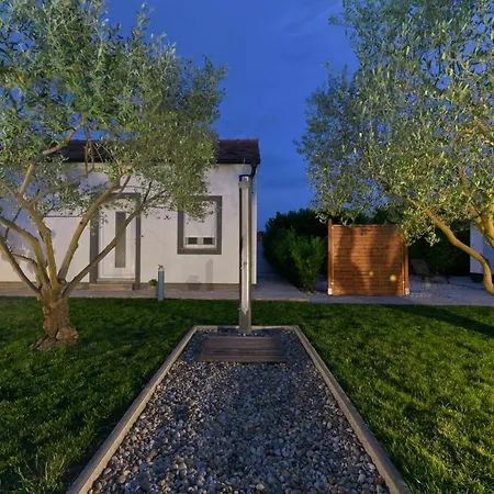 Amelie - With Pool And Sauna! Apartament