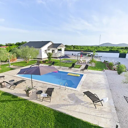 Amelie - With Pool And Sauna! Apartment Galovac (Zadar)