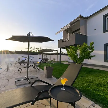 Amelie - With Pool And Sauna! アパート Galovac