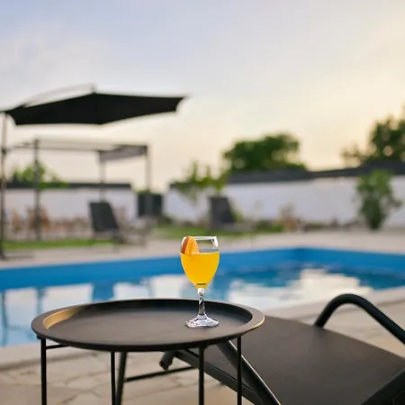 Amelie - With Pool And Sauna! アパート *