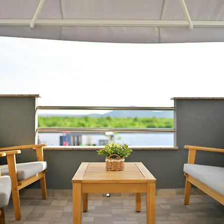 Amelie - With Pool And Sauna! Galovac