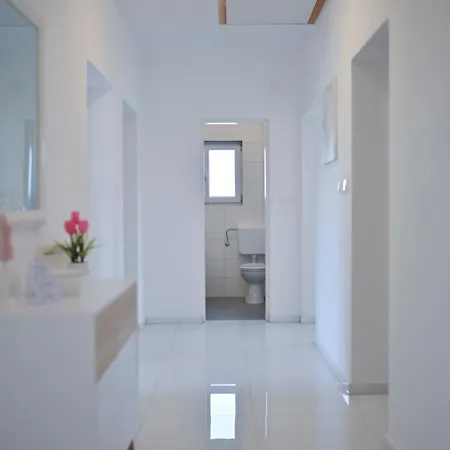 アパート Amelie - With Pool And Sauna!