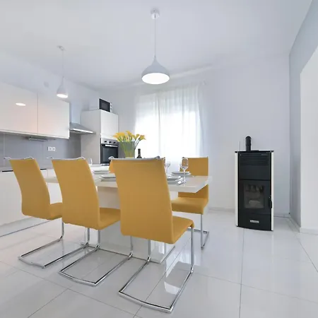 Amelie - With Pool And Sauna! アパート Galovac