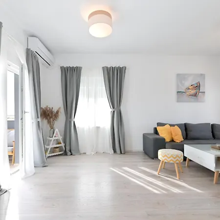 Amelie - With Pool And Sauna! アパート Galovac