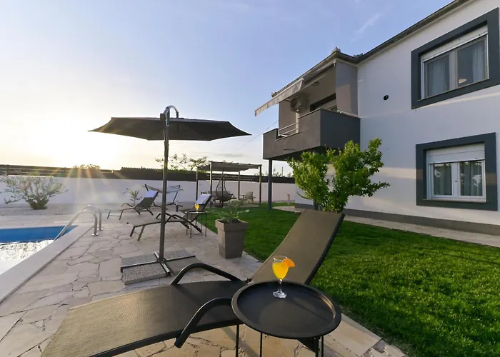 Amelie - With Pool And Sauna! Lejlighed Galovac (Zadar)