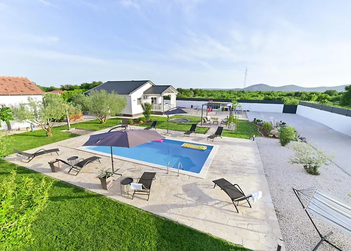 Amelie - With Pool And Sauna! Apartman Galovac